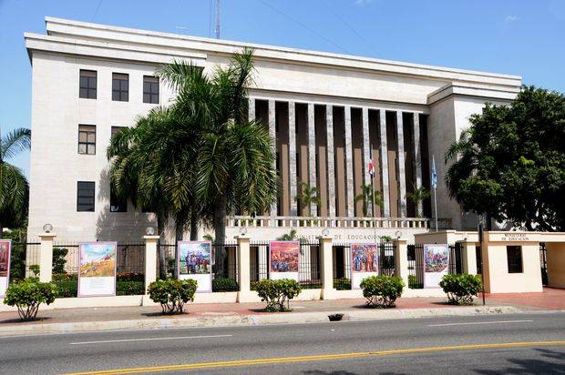 Fachada Ministerio de Educación.