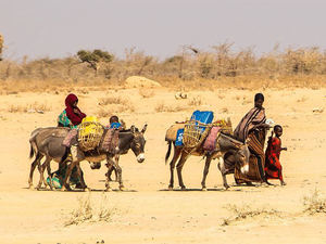 Familia desplazada por la sequía en el Cuerno de África.
