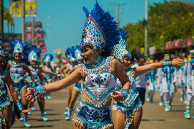 Barranquilleros rinden tributo a la tradición del Carnaval con la Gran Parada