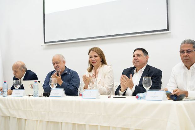 Federico Fondeur, Giovanny Cruz, Milagros Germán y José Pio Santana.