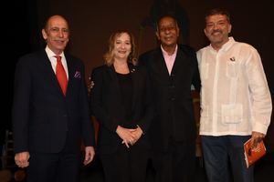 El director del Gabinete Ministerial, Billy Hasbún, representó al ministro de Cultura, arquitecto Eduardo Selman,  Karina Noble, directora del sexto FENATE, el maestro Servio Uribe y el director de Bellas Artes, Félix Germán.