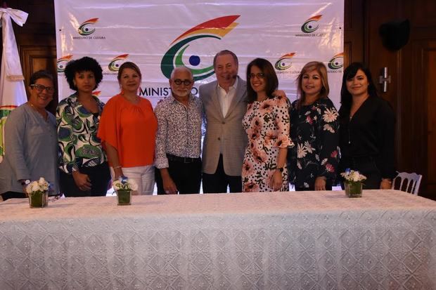 El Ministro de Cultura, Eduardo Selman y Ruth Herrera, Directora de la FILSD junto a representantes de Puerto Rico.