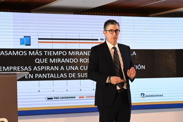 El economista y escritor español Fernando Trías de Bes impartió una
conferencia magistral en “Banreservas Summit. Finanzas y Evolución en el uso del
Efectivo”.