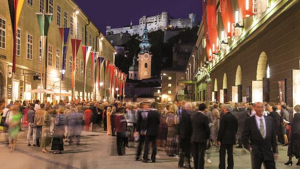 El público del festival, antes de uno de los espectáculos - Festival de Salzburgo.