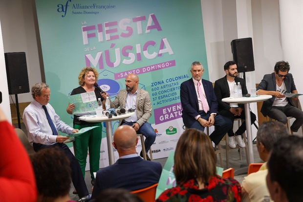 Embajadora de Francia Didier Lopinot, Dir. Christine Torelli (AFSD), Juan Sánchez (CCESD),
Angel Herdz (Coro Nac. de Niños), Manny Cruz, Auro Sónico.