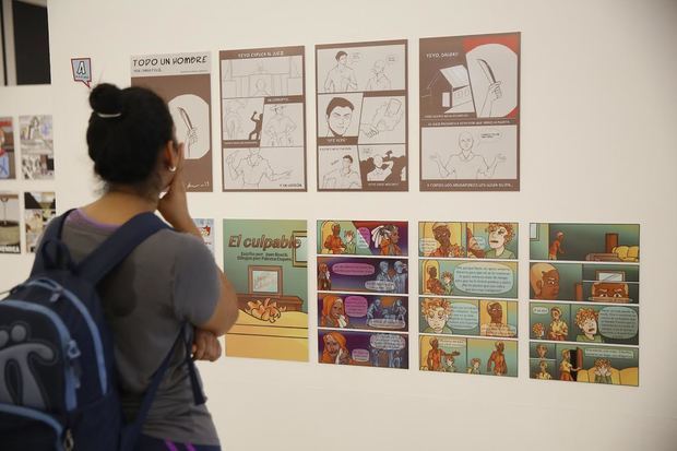 La actividad cuenta con el destacado dibujante español Álvaro Martínez, de DC Comics, vemos la imagen de joven viendo exposición.
