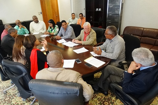Reunión tras la firma del macro-acuerdo para la implementación del compostaje en centros educativos de la provincia San Cristóbal.