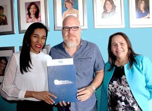 ADCS firma convenio con artesano Patricio Correa