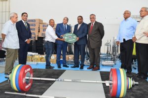 Ministerio de Deportes entrega utilería para Panamericano de Pesas de Mayores 2018