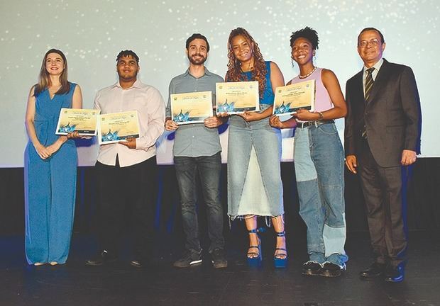 Rebecca Dalmasí, ganadora en la categoría Nacional junto a sus compañeros de crew que también obtuvieron galardones.