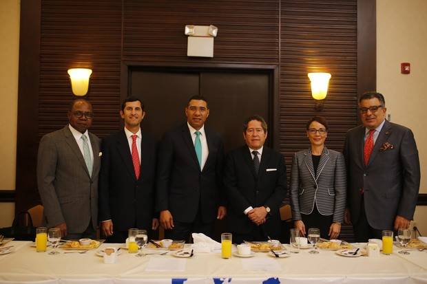 Edmund Bartlett, ministro de Turismo de Jamaica; Roberto Herrera, presidente de la Asociación de la Industria Eléctrica; Andrew Holness, primer Ministro de Jamaica; Fernando González Nicolás, presidente de la Mesa Redonda de la Mancomunidad en la República Dominicana; Kamina Johnson Smith, ministra de Relaciones Exteriores y Comercio Exterior de Jamaica, y Enrique De Marchena Kaluche, cónsul Honorario de Jamaica.