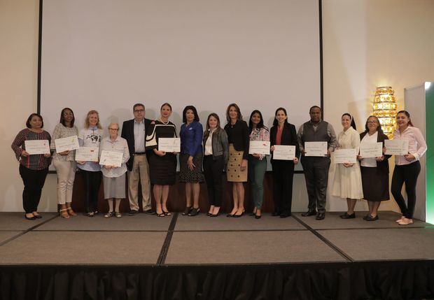 Cynthia León y Priscilla Kelly, entregan certificados a los representantes de las entidades benéficas.