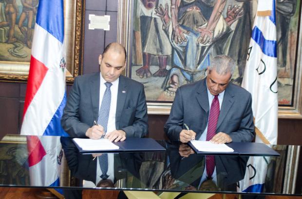  Enrique Ramírez y Armando Rivas, firman el acuerdo.