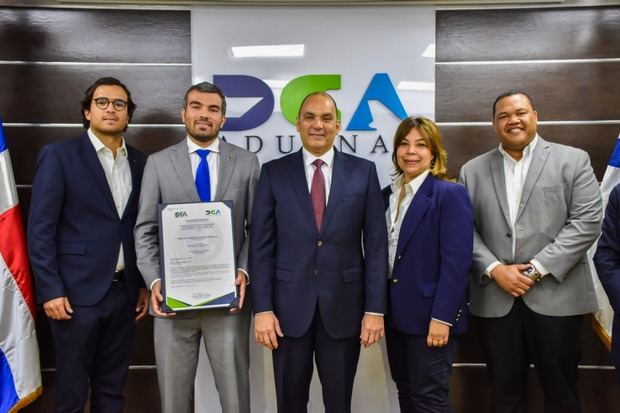 El director de Aduanas, Enrique Ramírez, junto a Augusto Espaillat, Jean Carlo Espaillat, Norca Espaillat y Michael Richardson, ejecutivos de Espalsa.