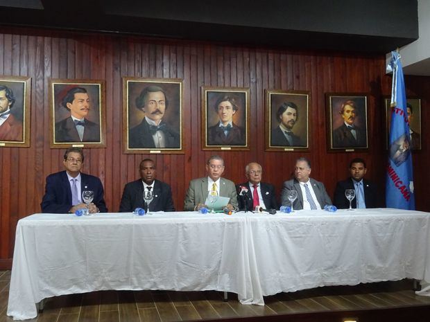 Jacinto Pichardo, vocal del Instituto Duartiano; Víctor Zabala, gobernador; Wilson Gómez Ramírez, vicepresidente; Manuel Rodríguez Grullón, secretario general; José Pilia Moreno, tesorero y Santiago Trinidad, miembro de la junta directiva.