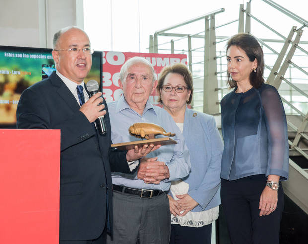 José Manuel González Corripio recibe el galardón del ministro Francisco Domínguez.