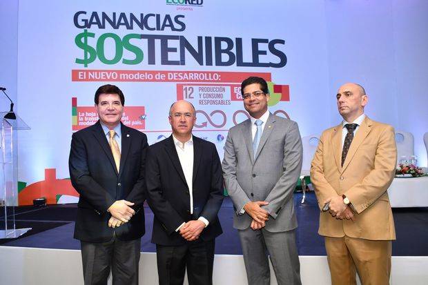 Julio Brache, expresidente de Ecored; Francisco Domínguez Brito, ministro de Medio Ambiente y Recursos Naturales; Rafael Izquierdo, presidente de Ecored y Lorenzo Jiménes de Luis, coordinador residente de las Naciones Unidas.