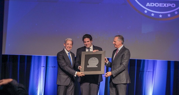 Luis Concepción y José Ramón Peralta entregan a José Miguel Vega, de Gerdau Metaldom, el premio como Exportador del Año