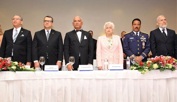 Wilson Gómez Ramírez, juez del Tribunal Constitucional; Román Andrés Jáquez, presidente del Tribunal Superior Electoral; Pedro Rodríguez Montero, nuevo presidente del Colegio de Notarios; Milagros Ortíz Bosch, ex vicepresidenta de la República; general Aracenis Castillo de la Cruz, director del CESAC, y Rafael Ciprian Lora, juez de la Suprema Corte de Justicia.