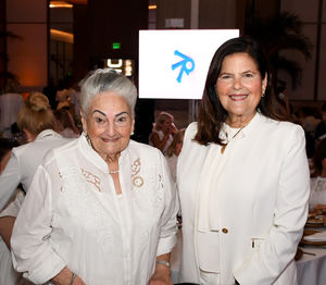 Altagracia Sued de Villanueva y Sonia Villanueva.