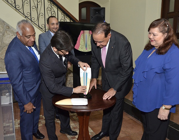 Investigador Elvin Mancebo, muestra el prototipo del dispositivo odontológico al Dr. Julio A. Catalllos Guzmán, rector UNIBE acompañado de Plácido Gómez, viceministro de Ciencia y Tecnología e investigadores de la patente