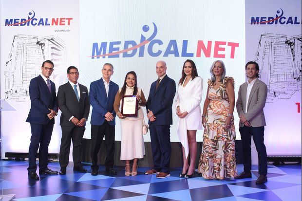 El Consejo Directivo MedicalNET, presidido por el Dr. Pedro Ureña Velásquez entrega reconociendo al Dr. César Mella Mejía, por sus aportes en los comienzos de MedicalNET, recibe su hermana  Mary Mella.