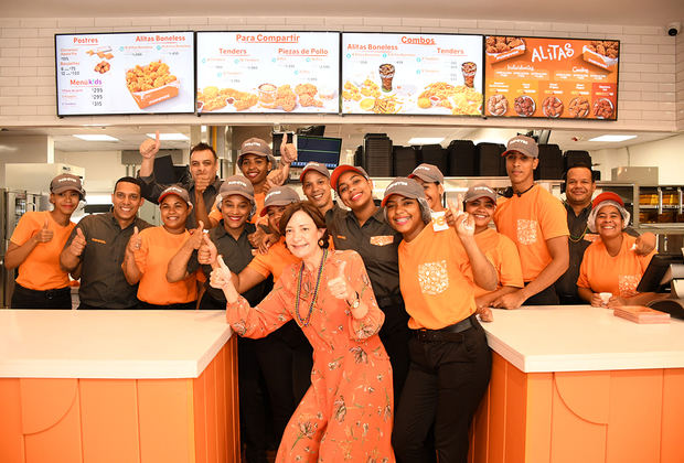 Isabel Turull y Mauro Noriega acompañados del personal servicio al cliente del Rest. POPEYES .Av. Independencia.