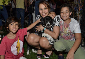 Luca Henríquez, Sarah Puello, Fernando Henríquez junto a su mascota  Betty. 