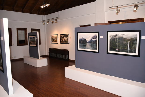 Vista Parcial de la exposición de Fotografía Windows To Down Under, de Mary Frances Attias, en Club Hemingway.