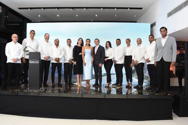Arlene Diaz, Edith Marie Pérez y Yasser González, junto a parte del personal servicio al cliente de  Cleaner Studio Luxury Cars.