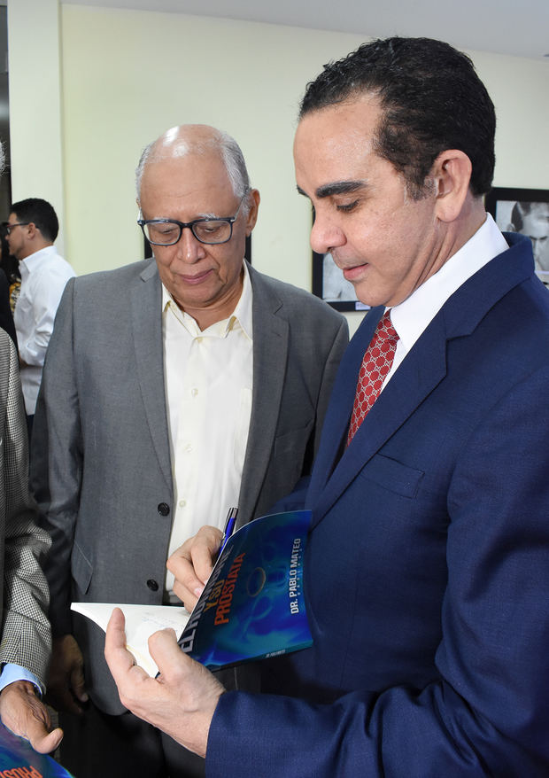 Dr. Pablo Mateo, firma el libro “El Hombre y su Próstata” a Milagros Terrero Cuesta.