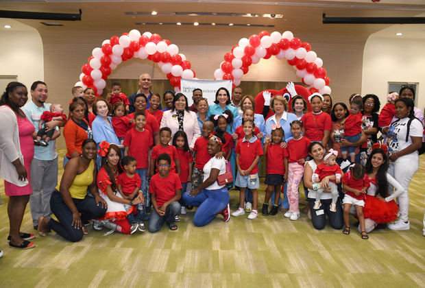 Raquel Arbaje de Abinader, juntos a niños intervenidos quirúrgicamente , familiares y miembros de la Fundación .