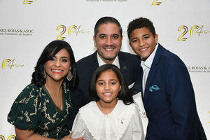 Rosalina Castellanos, Héctor Álvarez y Héctor Álvarez (hijo) junto a Miranda Álvarez Castellanos.