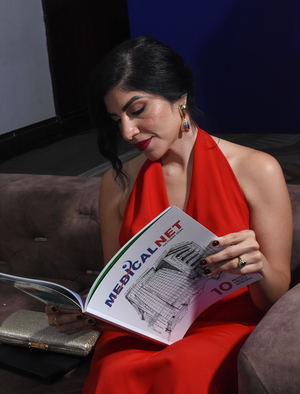 Mariela Duarte, disfruta de los artículos de los médicos, dentro de la revista aniversario MedicalNET.