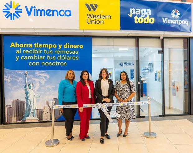 Celeste Rosario, Maria Curiel, Giselle Marie Méndez Sued y Veronelsida Diaz, en Jumbo, San Francisco de Macorís.