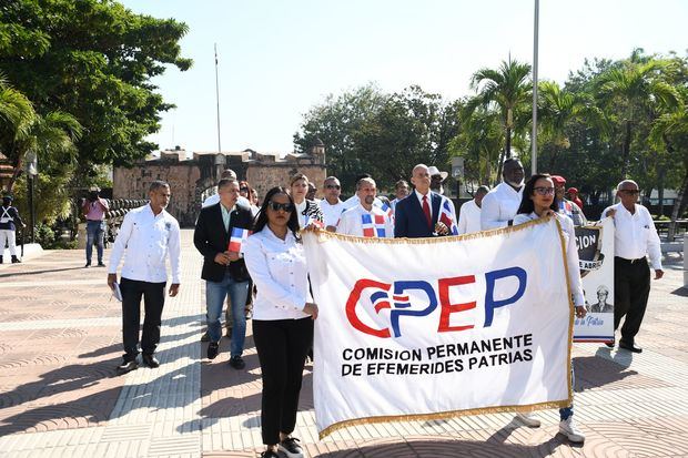 Colaboradores de Efemérides Patrias mientras caminan hacia el Altar de la Patria.