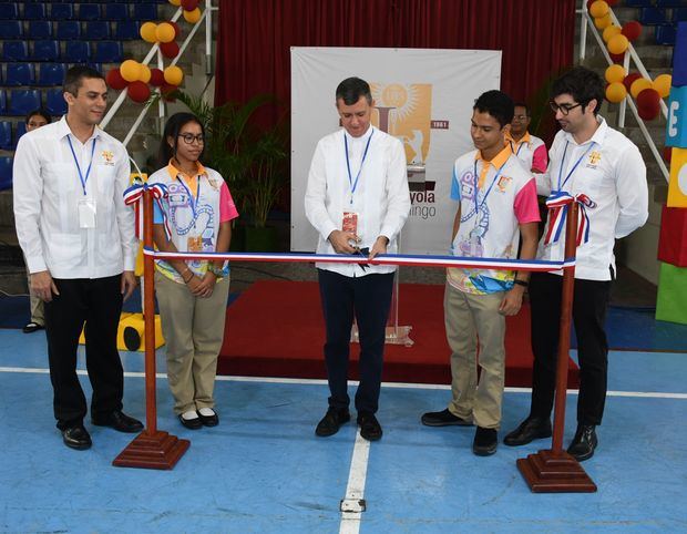 Corte de cinta, El padre Jorge William Hernández Díaz, SJ., rector del Colegio Loyola de Santo Domingo, realiza corte de cinta acompañado de alumnos.