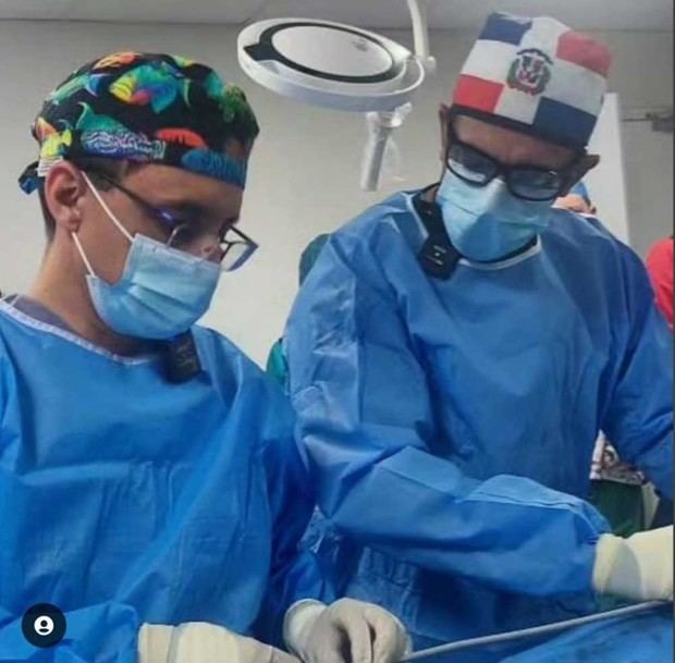 Doctores Scott Lim y Pedro Ureña, durante la jornada de implante de prótesis valvular aórtica percutánea.