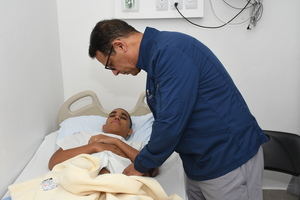 Dr. Pedro E. Ureña Velásquez, presidente de Heart Care Dominicana Inc examina a pacientes post intervenido.