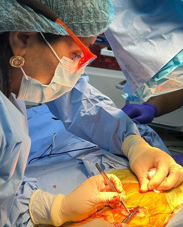 Dra. Eliany Mejía López, realizando procedimiento quirúrgico.