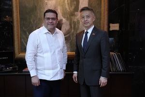 Eduardo Sanz Lovatón recibe visita del embajador de la República Popular China en el país