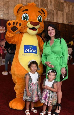 Gabriela Laureano, Carmen Laureano, Carmen Mejía  acompañadas de la Mascota Milex Kinder Gold.