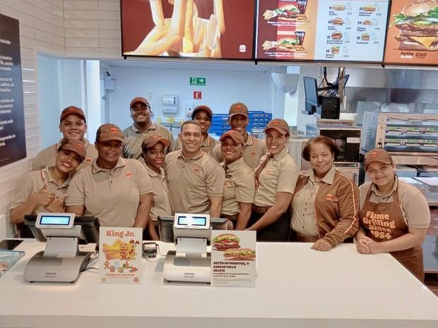 Grupo de  servicio al cliente del nuevo restaurante, en el Centro Comercial JJ González.