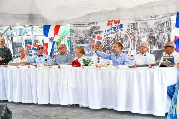 Juan Pablo Uribe, al centro, junto a directivos de las fundaciones patrióticas.