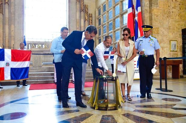 Juan Pablo Uribe, junto a Ludovino Fernández, Ingrid Fernández y Mauricio Ludovino Fernández, depositan una rosa en la llama Votiva.