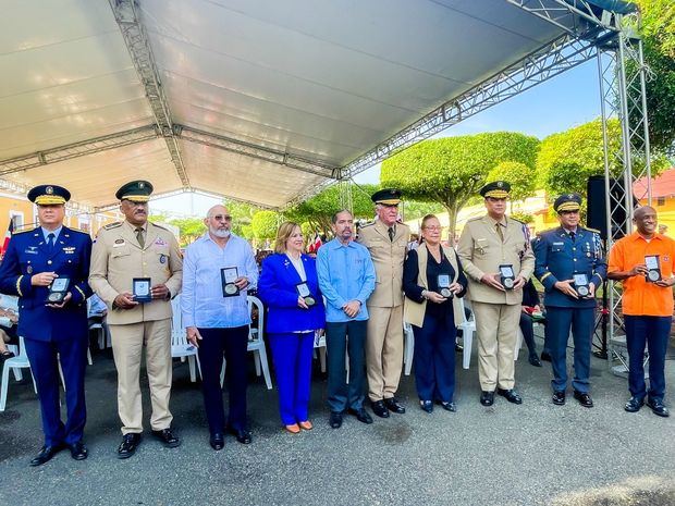 Juan Pablo Uribe, junto a autoridades civiles y militares, luego de hacerles entrega de la medalla conmemorativa del 160 aniversario de la Restauración de la República.