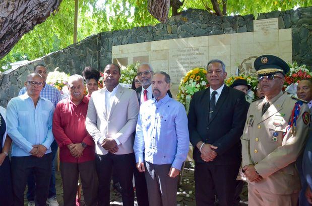 Juan Pablo Uribe, junto a las autoridades civiles y militares en el lugar donde fue fusilado en San Juan, Francisco del Rosario Sánchez.