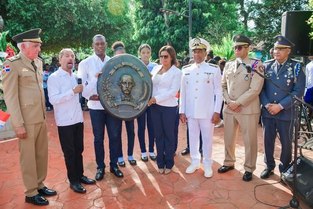 Juan Pablo Uribe hace entrega de una tarja de Juan Pablo Duarte, a las autoridades del municipio de Don Juan, Monte Plata.