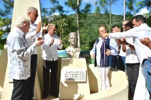 Juan Pablo Uribe, junto a autoridades civiles, en la escultura de Rufino de la Cruz.