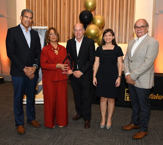 Marlon Hernández, Gerente de Marca Hyster, Milagros Abreu, Presidente Ejecutiva, Enrique Garcia, Director de Ventas, Carla Frías, Directora de Mercadeo y George González, Director Ejecutivo de Avelino Abreu SAS.